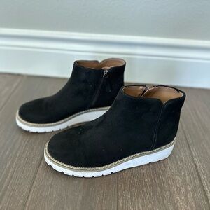 AEROSOLES Black Ankle Booties with White Soles